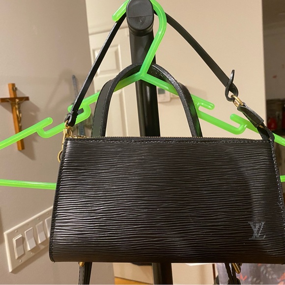 Authentic Vintage Black Epi Leather Drawstring Shoulder Purse - Picture 15 of 15